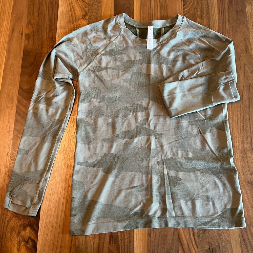 Like new!  Athleta seamless training shirt in Green Camo
